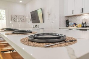 Private kitchen - Modern Luxury 3BR Haven I 5Min -> Downtown Houston, NRG & Medical Center (Houston)