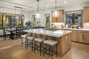 Kjøleskap, mikrobølgeovn, ovn og kokeplater