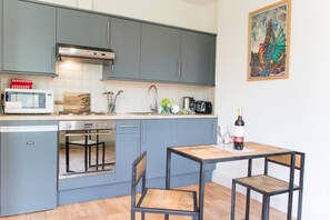 Fridge, microwave, oven, toaster - Host & Stay | Apartment 2, York Terrace (Norwich)