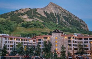Exterior - Top Floor Studio with Pool, Hot Tub, ski in-out, Pet-Friendly (Crested Butte)