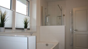 Een douche, een haardroger, handdoeken, zeep