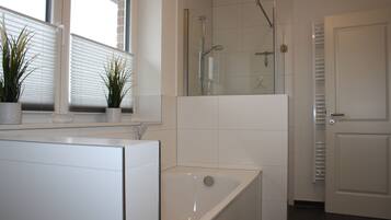 Een douche, een haardroger, handdoeken, zeep