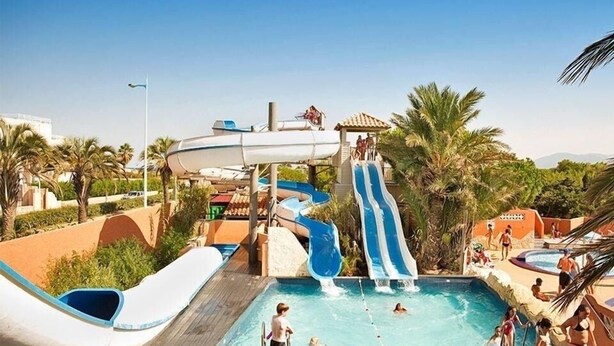 A water park with multiple slides and a pool area. - Mobile home with direct beach access (Canet-en-Roussillon)