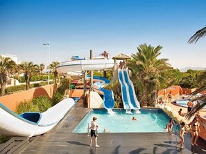 A water park with multiple slides and a pool area. - Mobile home with direct beach access (Canet-en-Roussillon)