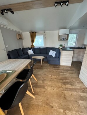 Living area - Mobile home with direct beach access (Canet-en-Roussillon)