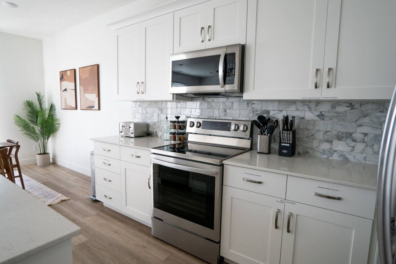 Kühlschrank, Mikrowelle, Ofen, Herdplatte