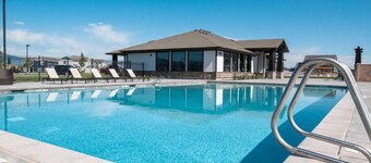 Bright 2-Bedroom Home with Mountain Views