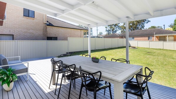 Outdoor dining - High Tide - Pet Friendly with Fire Pit (Sanctuary Point)