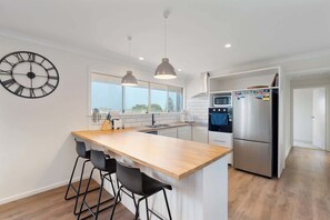Fridge, microwave, oven, stovetop - The Beach House 64 Neighbour Ave Goolwa Beach (Goolwa)
