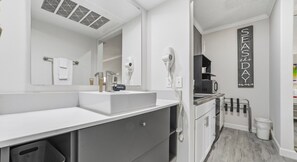 Douche, sèche-cheveux, serviettes fournies