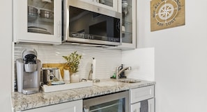 Kühlschrank, Mikrowelle, Wasserkocher mit Kaffee-/Teezubehör