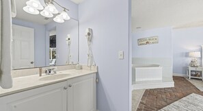 تجهيزات دش، حوض استحمام بنظام ضخ المياه، مجففات شعر، مناشف