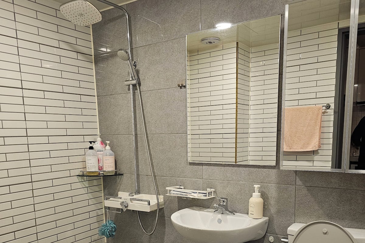 Signature-Studio (Luo Kuma) | Badezimmer | Dusche, kostenlose Toilettenartikel, Haartrockner, Handtücher