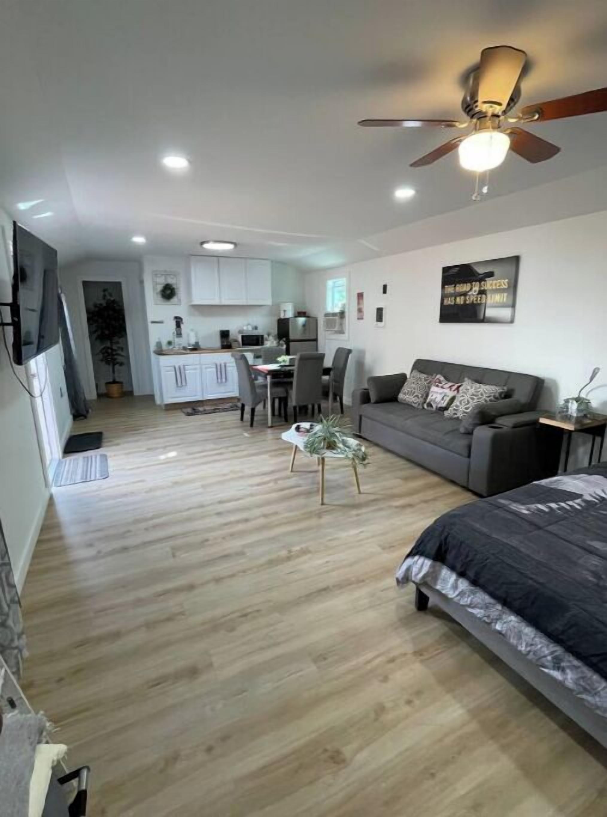 Smart TV, chimenea y libros 