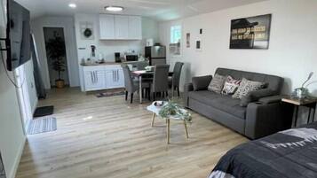 Smart-TV, Kamin, Bücher