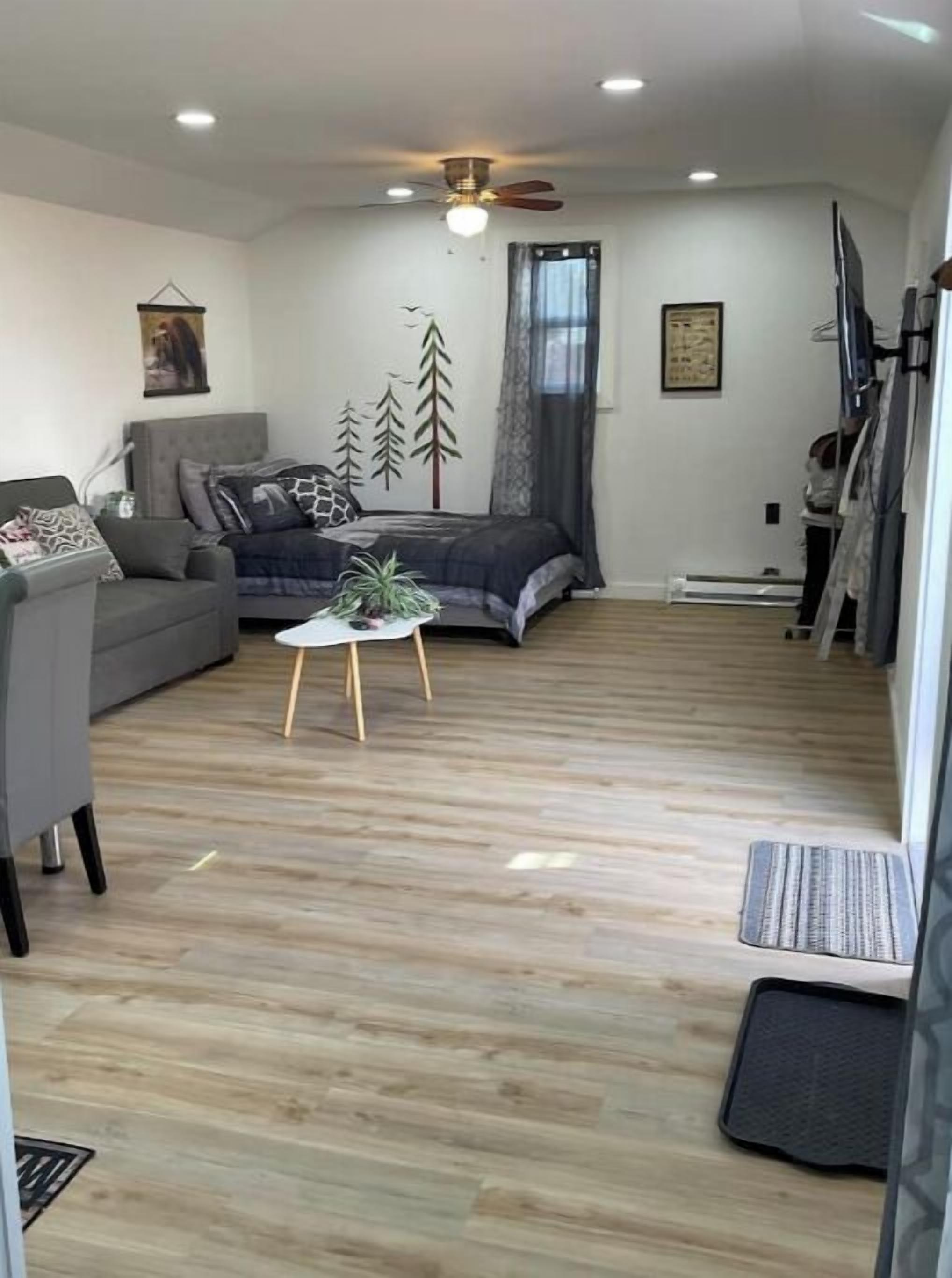 1 habitación, tabla de planchar con plancha, wifi gratis y ropa de cama 