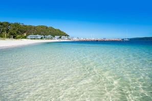 På stranden