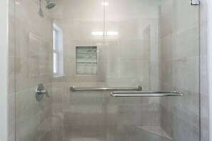 Dusche, Haartrockner, Handtücher, Shampoo