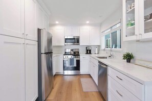 Kjøleskap, mikrobølgeovn, ovn og kokeplater