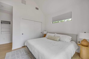 2 habitaciones, escritorio, tabla de planchar con plancha y wifi