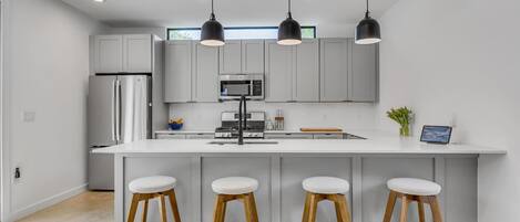 Refrigerador, microondas, horno y parrilla de estufa