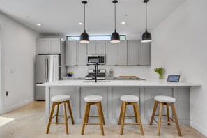 Køleskab, mikrobølgeovn, ovn, kogeplade