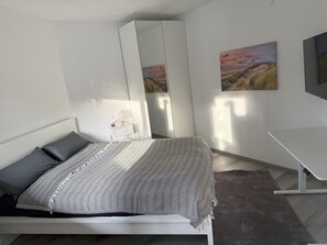 1 bedroom, desk, iron/ironing board, free WiFi - #1 Top room: central & comfortable, shared bathroom (Bochum)