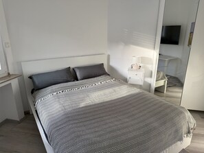 1 habitación, escritorio, tabla de planchar con plancha y wifi gratis 