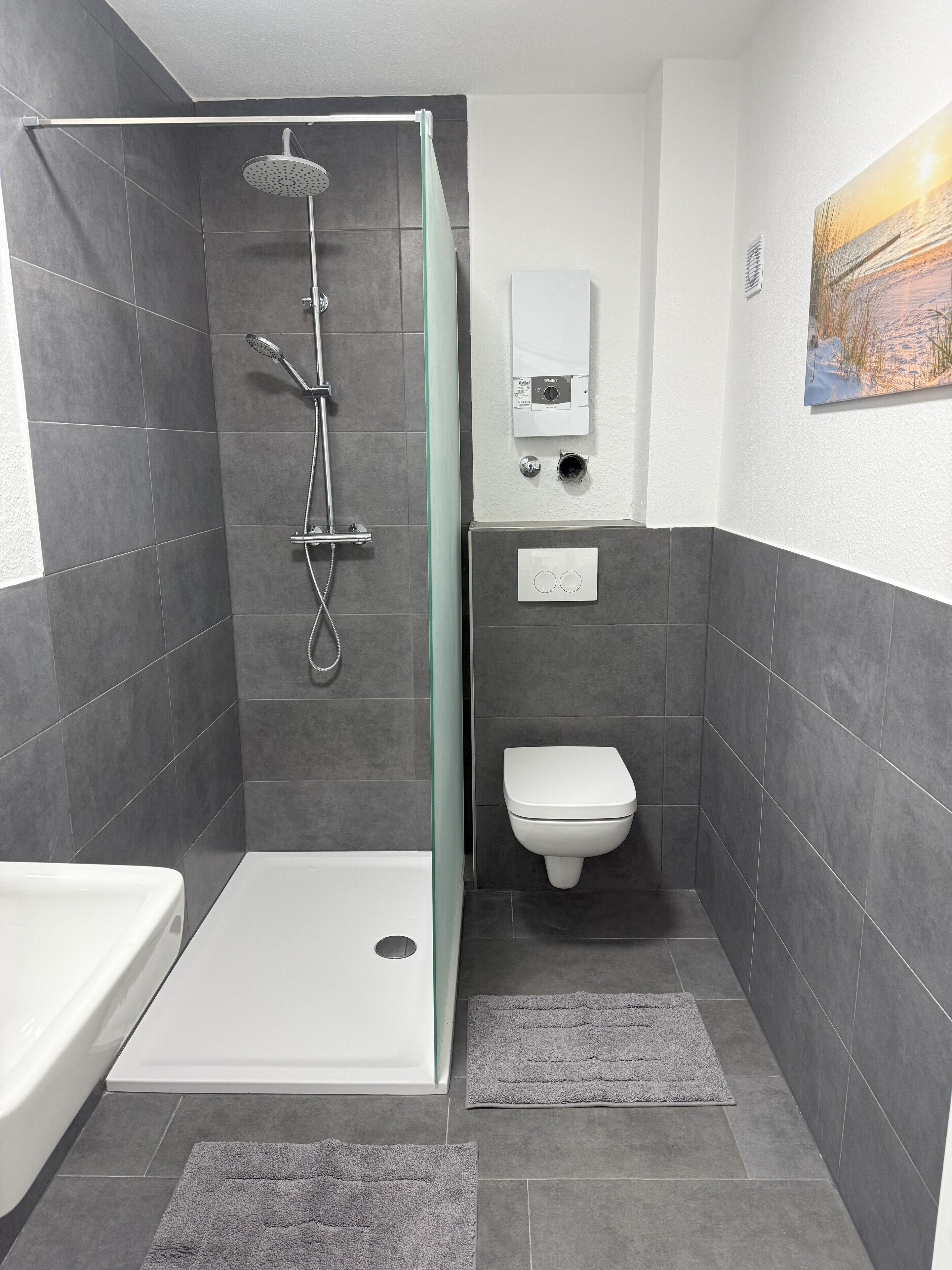 Un baño moderno con ducha, inodoro y bañera.