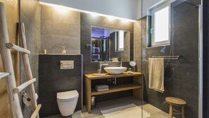 Douche, sèche-cheveux, serviettes fournies
