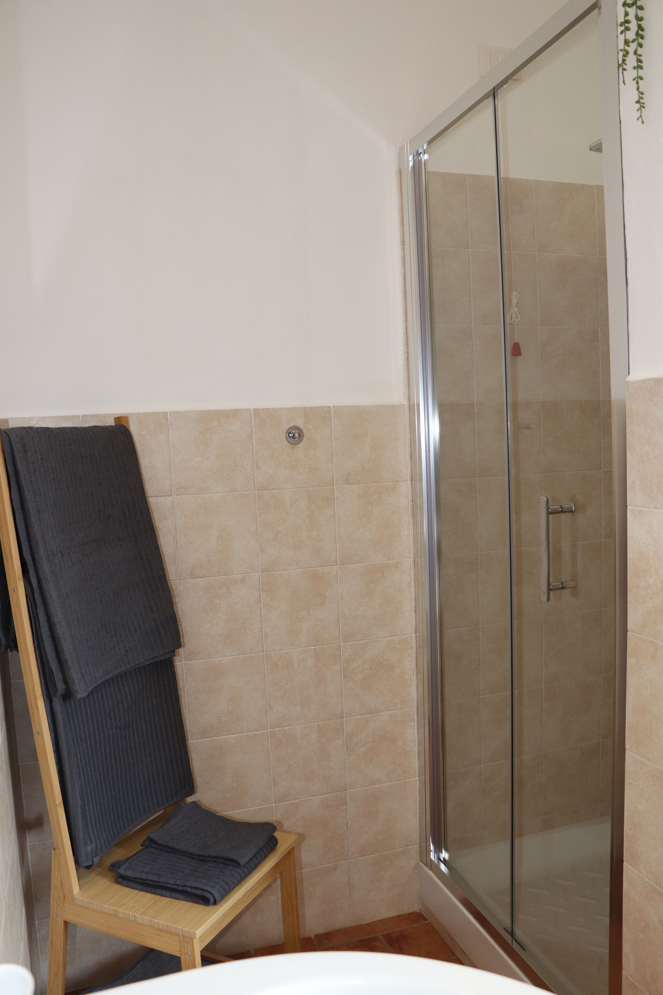 Douche, sèche-cheveux, bidet, serviettes fournies