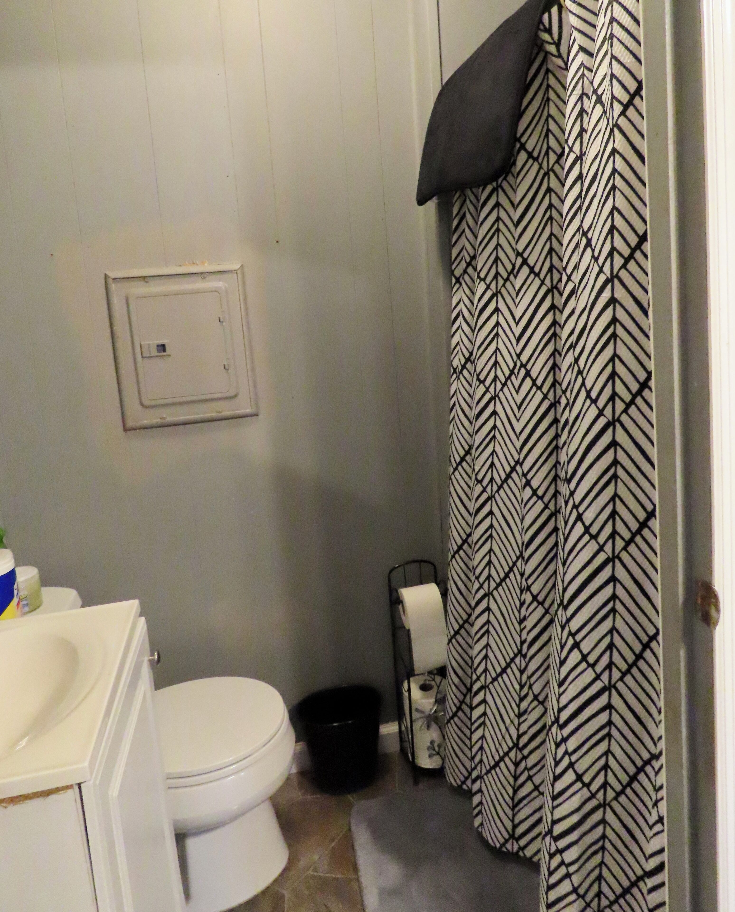 Ducha, secador de pelo, toallas y jabón