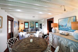 Televisor intel·ligent i llibres 