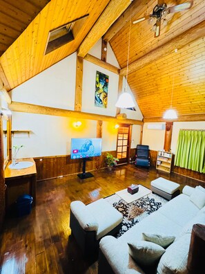 วิลล่าสำหรับครอบครัว | บริเวณนั่งเล่น | ทีวีจอแบน