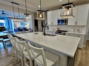 冷蔵庫、電子レンジ、オーブン、コンロ