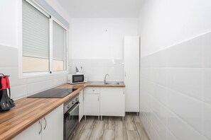 Fridge, microwave, oven, coffee/tea maker