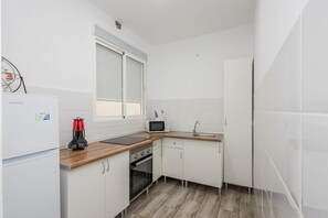 Fridge, microwave, oven, coffee/tea maker