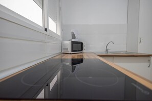 Kühlschrank, Mikrowelle, Ofen, Wasserkocher mit Kaffee-/Teezubehör