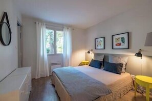 4 bedrooms, iron/ironing board, WiFi, bed sheets - Villa Les Pins a stone's throw from the beach (La Teste-de-Buch)
