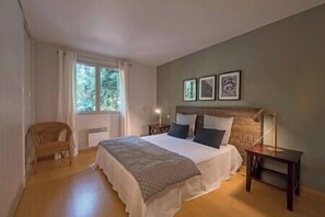 4 bedrooms, iron/ironing board, WiFi, bed sheets