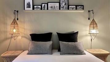 4 bedrooms, iron/ironing board, WiFi, bed sheets