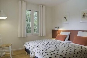4 bedrooms, iron/ironing board, WiFi, bed sheets