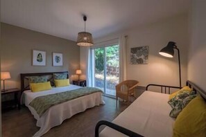 5 bedrooms, iron/ironing board, WiFi, bed sheets