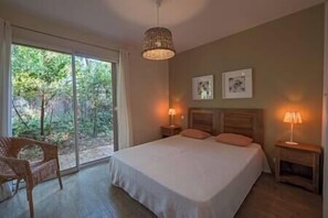 5 chambres, fer et planche à repasser, Wi-Fi, draps fournis
