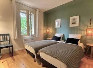 4 bedrooms, iron/ironing board, WiFi, bed sheets