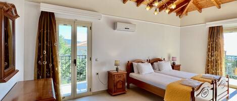 Een slaapkamer met een houten plafond, een groot bed, een nachtkastje, een dressoir en een schuifdeur naar een balkon.