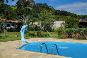 Outdoor pool, pool umbrellas, pool loungers - Acalanto Inn (Socorro)