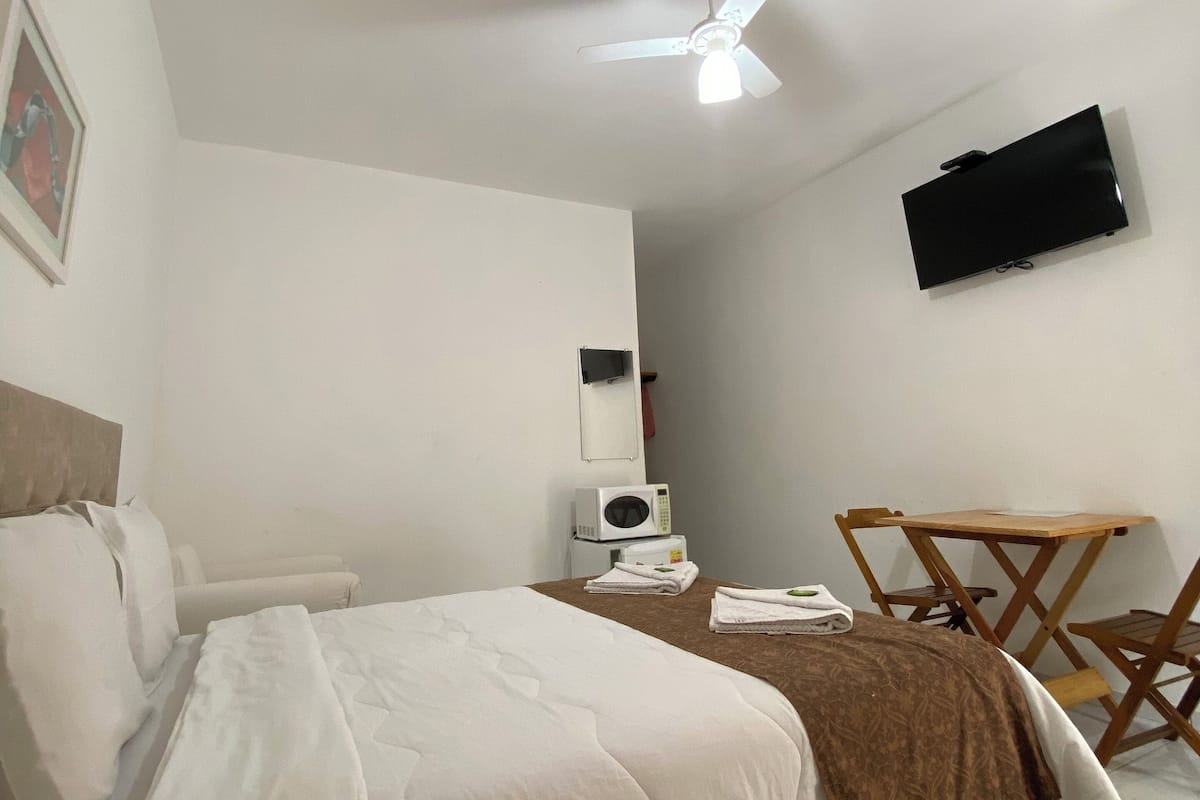 1 sovrum, skrivbord, arbetsyta för laptop och gratis wi-fi