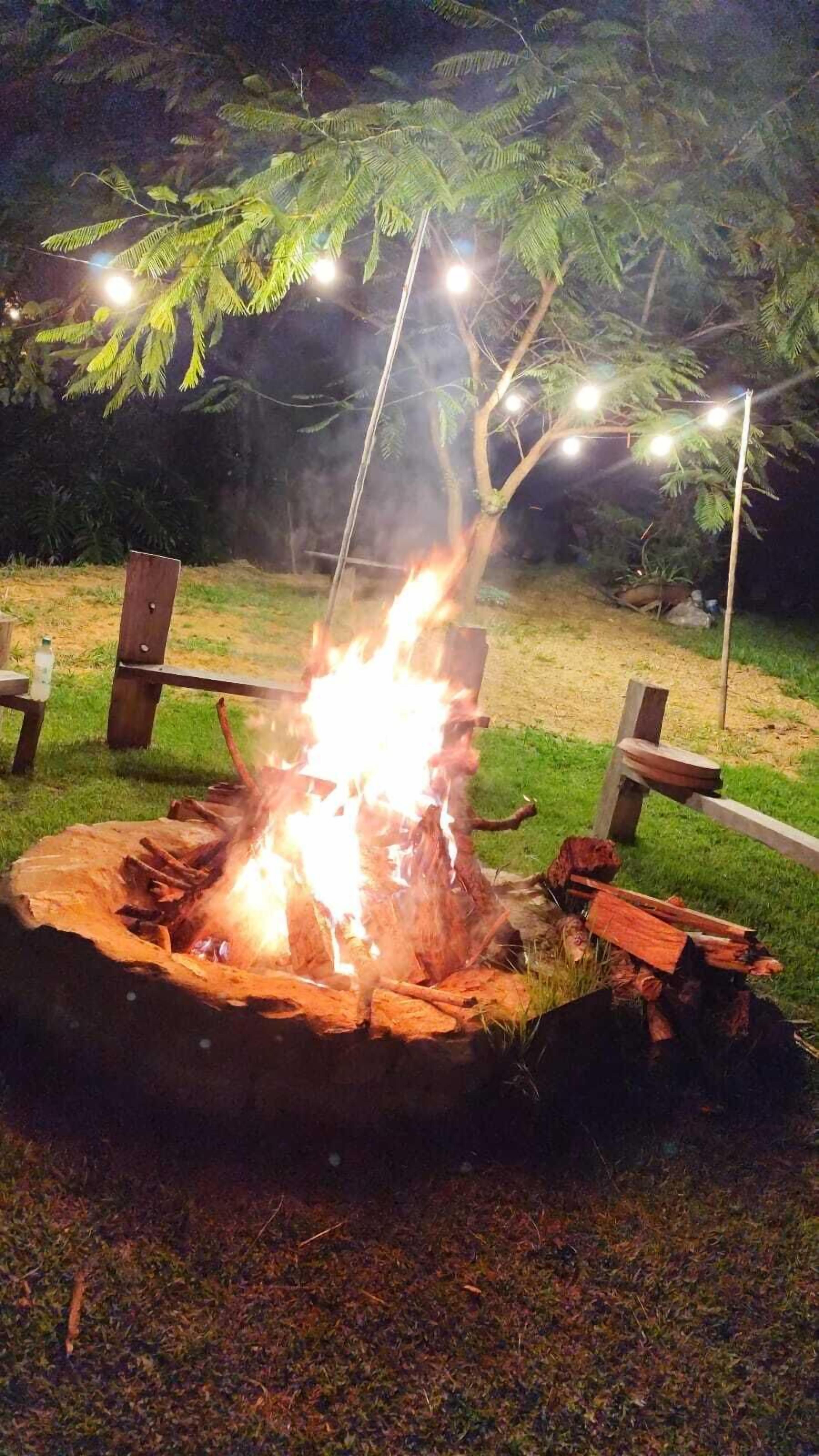 Fachada da propriedade à noite