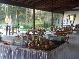 包含每日自助早餐